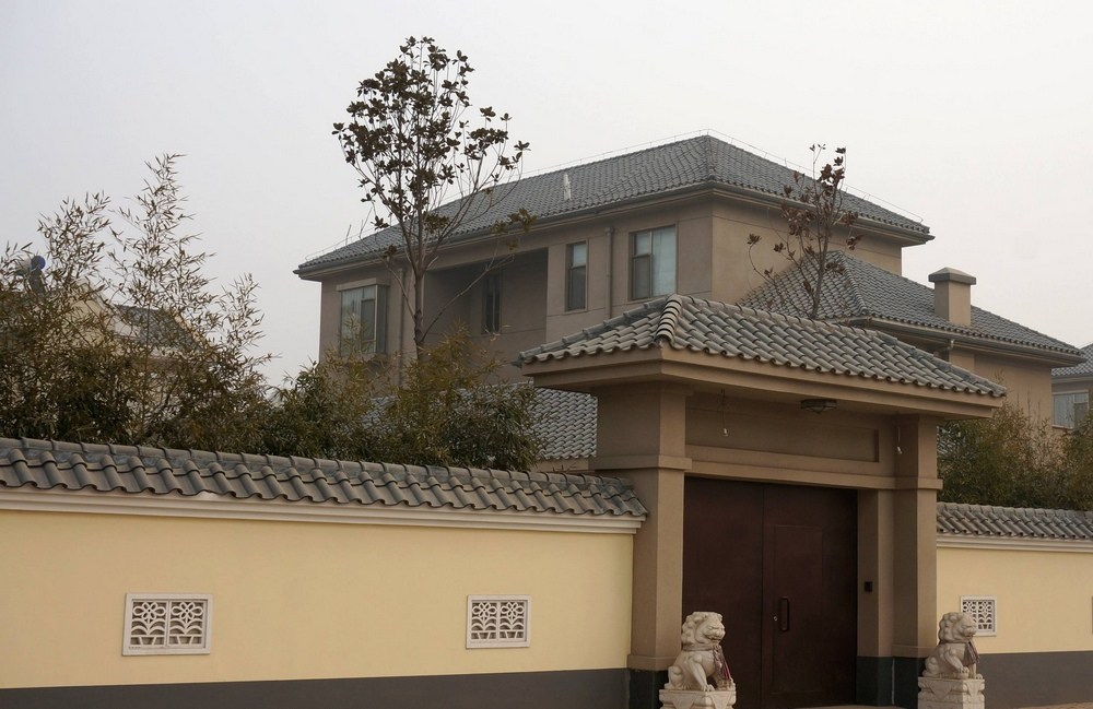 近日，谷俊山在河南濮阳的住宅图片曝光，这栋住宅被当地居民称为“将军府”。“将军府”系2006年谷献军占用东白仓村十三四亩集体土地所建。有村委会成员说，当时占地没有任何手续，至于后来有无补办用地手续，无人知晓。