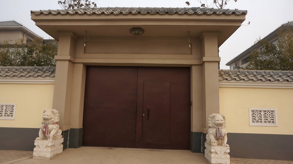 近日，谷俊山在河南濮阳的住宅图片曝光，这栋住宅被当地居民称为“将军府”。“将军府”系2006年谷献军占用东白仓村十三四亩集体土地所建。有村委会成员说，当时占地没有任何手续，至于后来有无补办用地手续，无人知晓。