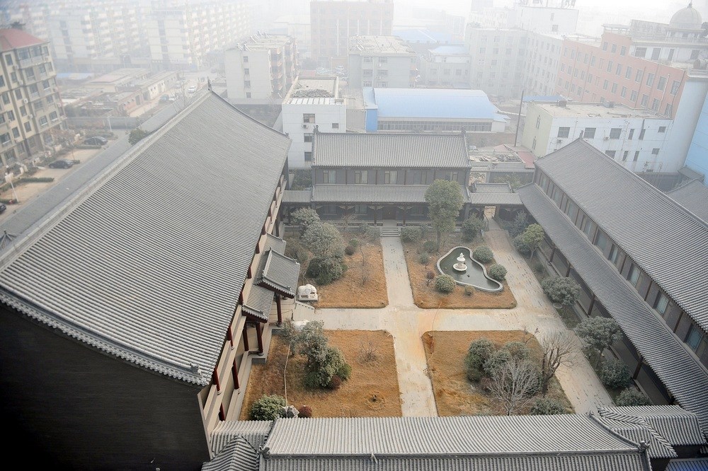 近日，谷俊山在河南濮阳的住宅图片曝光，这栋住宅被当地居民称为“将军府”。“将军府”系2006年谷献军占用东白仓村十三四亩集体土地所建。有村委会成员说，当时占地没有任何手续，至于后来有无补办用地手续，无人知晓。