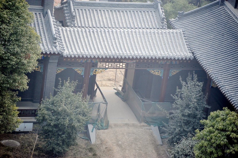 近日，谷俊山在河南濮阳的住宅图片曝光，这栋住宅被当地居民称为“将军府”。“将军府”系2006年谷献军占用东白仓村十三四亩集体土地所建。有村委会成员说，当时占地没有任何手续，至于后来有无补办用地手续，无人知晓。