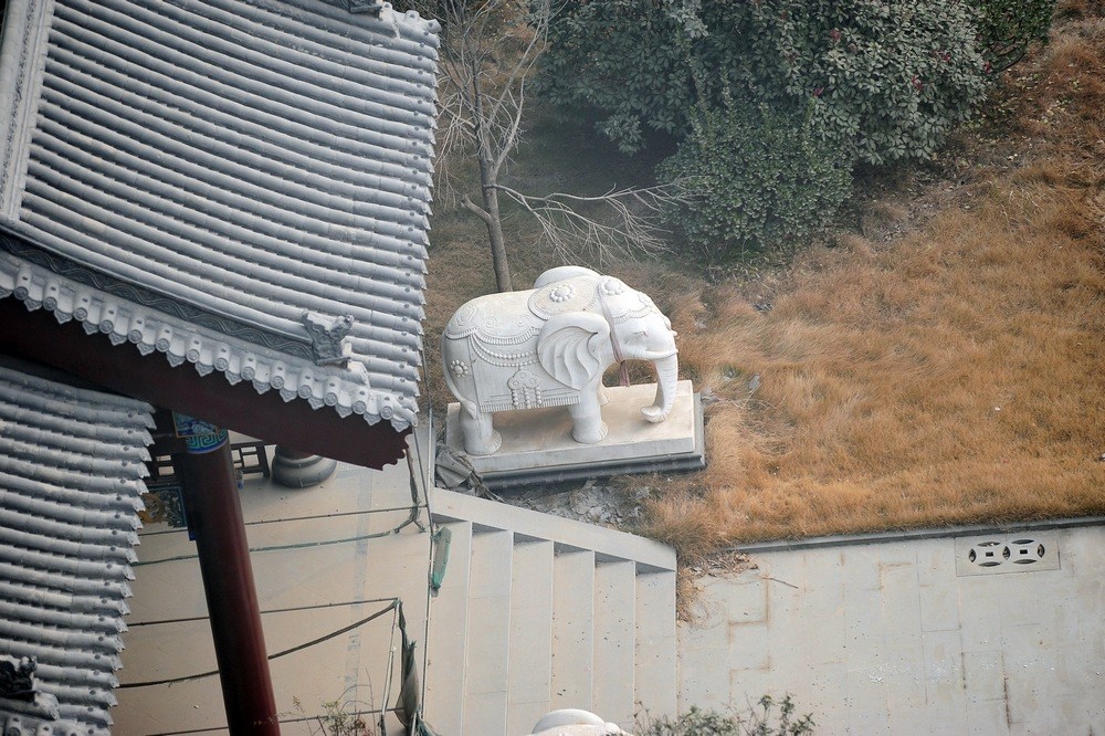 近日，谷俊山在河南濮阳的住宅图片曝光，这栋住宅被当地居民称为“将军府”。“将军府”系2006年谷献军占用东白仓村十三四亩集体土地所建。有村委会成员说，当时占地没有任何手续，至于后来有无补办用地手续，无人知晓。