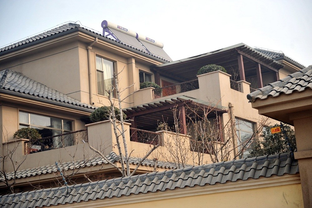 近日，谷俊山在河南濮阳的住宅图片曝光，这栋住宅被当地居民称为“将军府”。“将军府”系2006年谷献军占用东白仓村十三四亩集体土地所建。有村委会成员说，当时占地没有任何手续，至于后来有无补办用地手续，无人知晓。