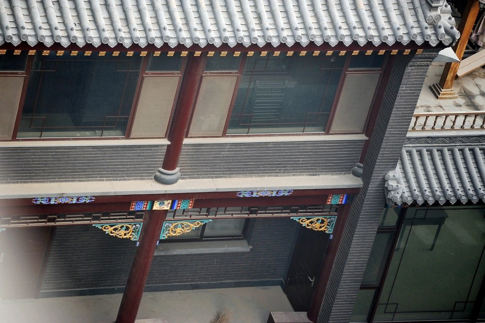 近日，谷俊山在河南濮阳的住宅图片曝光，这栋住宅被当地居民称为“将军府”。“将军府”系2006年谷献军占用东白仓村十三四亩集体土地所建。有村委会成员说，当时占地没有任何手续，至于后来有无补办用地手续，无人知晓。