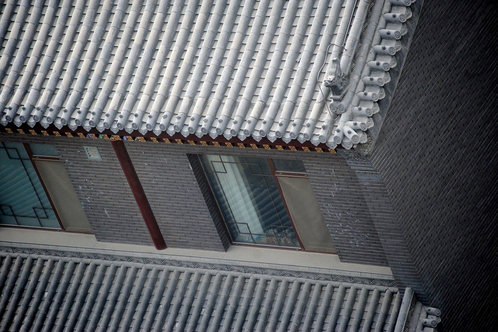 近日，谷俊山在河南濮阳的住宅图片曝光，这栋住宅被当地居民称为“将军府”。“将军府”系2006年谷献军占用东白仓村十三四亩集体土地所建。有村委会成员说，当时占地没有任何手续，至于后来有无补办用地手续，无人知晓。