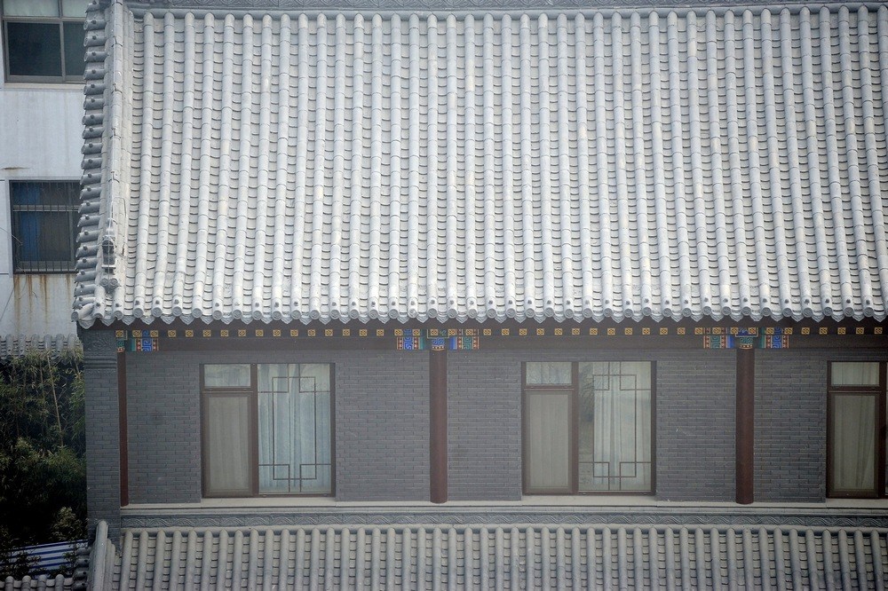 近日，谷俊山在河南濮阳的住宅图片曝光，这栋住宅被当地居民称为“将军府”。“将军府”系2006年谷献军占用东白仓村十三四亩集体土地所建。有村委会成员说，当时占地没有任何手续，至于后来有无补办用地手续，无人知晓。