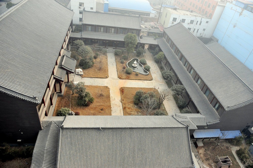 近日，谷俊山在河南濮阳的住宅图片曝光，这栋住宅被当地居民称为“将军府”。“将军府”系2006年谷献军占用东白仓村十三四亩集体土地所建。有村委会成员说，当时占地没有任何手续，至于后来有无补办用地手续，无人知晓。