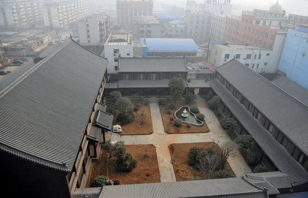 近日，谷俊山在河南濮阳的住宅图片曝光，这栋住宅被当地居民称为“将军府”。“将军府”系2006年谷献军占用东白仓村十三四亩集体土地所建。有村委会成员说，当时占地没有任何手续，至于后来有无补办用地手续，无人知晓。