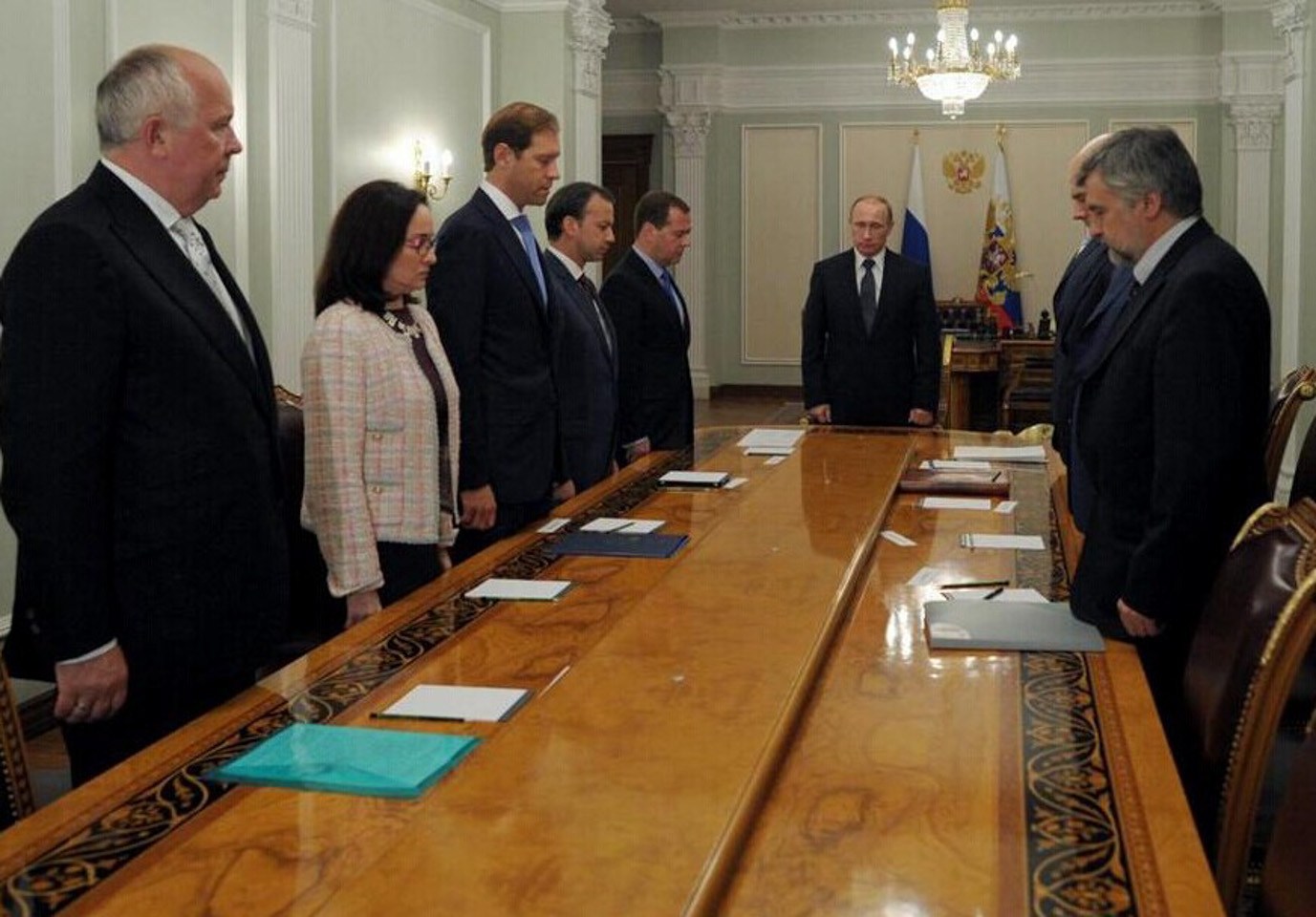 据俄新社7月18日消息，俄罗斯总统普京认为，乌克兰应对马来西亚航空公司波音777客机坠毁事件负责。图为普京在一次国内经济会议之前为马航MH17坠机遇难者默哀，并称“如果乌克兰东南部没有战火重燃，惨剧就不会发生”。普京还敦促俄相关部门对事件进行彻底调查，让所有人都了解到事件的真实原因。