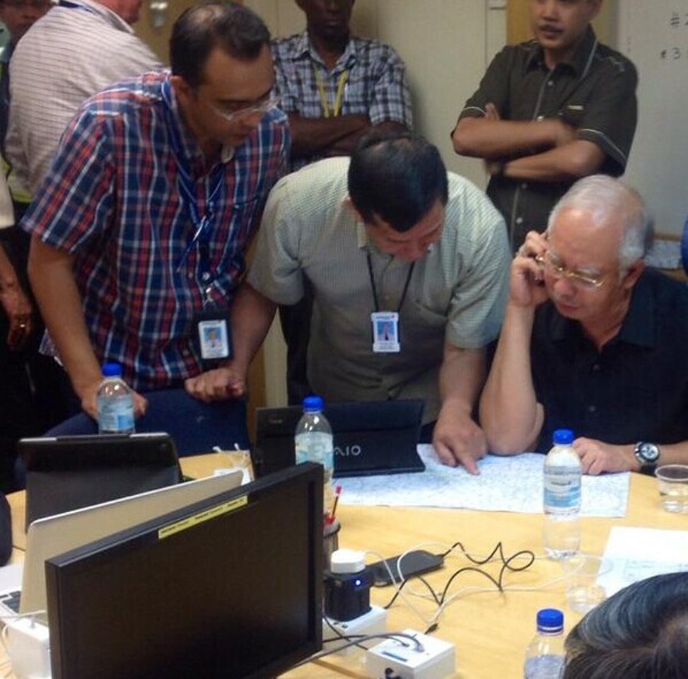 图为马来西亚总理纳吉布在紧急行动中心指挥。