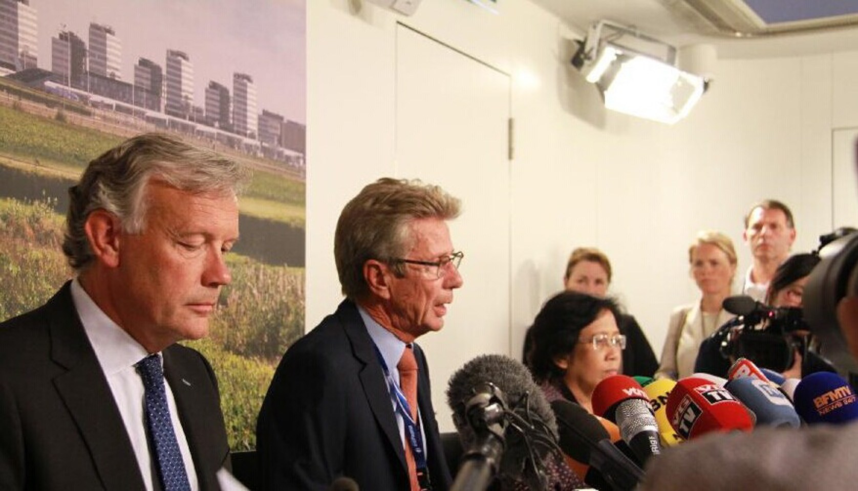 图为2014年7月17日，荷兰阿姆斯特丹斯希普霍尔机场举行的的新闻发布会上，马航欧洲区负责人海布·霍尔特（左二）在介绍情况。当日，一架从荷兰阿姆斯特丹斯希普霍尔机场飞往吉隆坡的马来西亚航空公司MH17航班在靠近俄罗斯边界的乌克兰东部地区坠毁，机上共有乘客和机组成员298人。