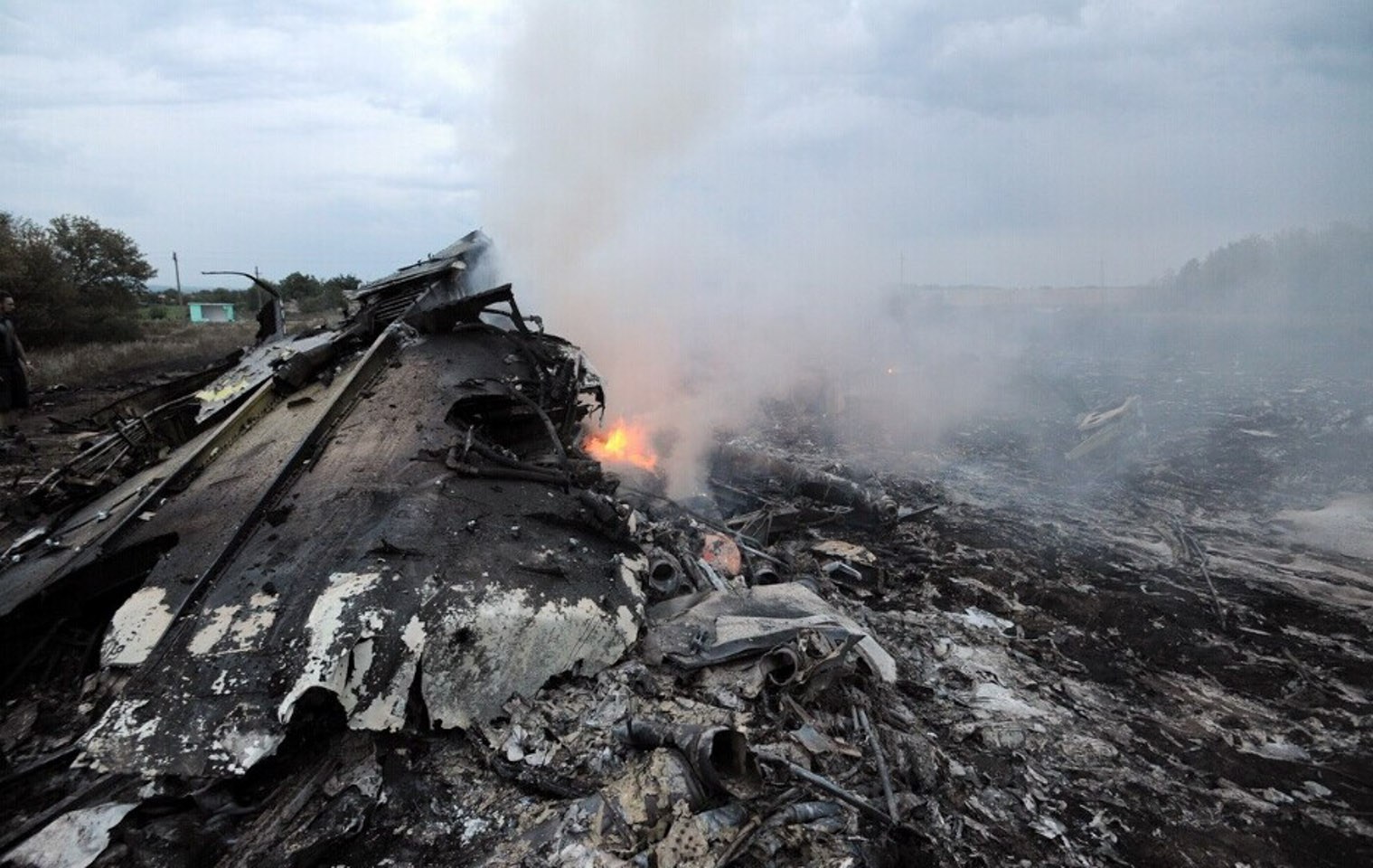 图为2014年7月17日，一架载有295人的马来西亚航空公司波音777客机于北京时间17日晚在乌克兰境内靠近俄罗斯边境坠毁。