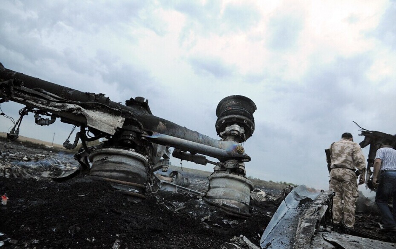 图为2014年7月17日，一架载有295人的马来西亚航空公司波音777客机于北京时间17日晚在乌克兰境内靠近俄罗斯边境坠毁。