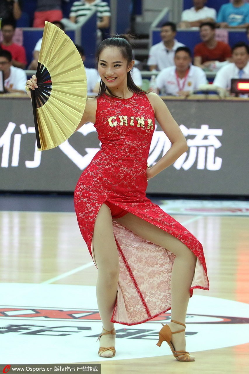 2014年7月18日，2014年中欧男篮锦标赛，中国vs塞尔维亚，性感篮球宝贝热舞助威。