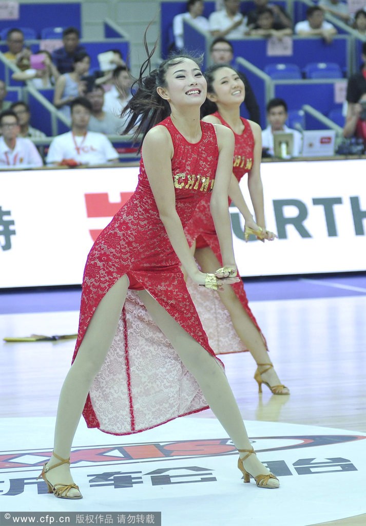 2014年7月18日，2014年中欧男篮锦标赛，中国vs塞尔维亚，性感篮球宝贝热舞助威。