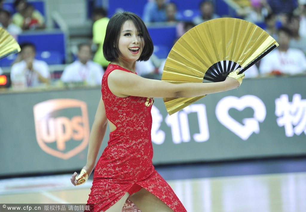 2014年7月18日，2014年中欧男篮锦标赛，中国vs塞尔维亚，性感篮球宝贝热舞助威。