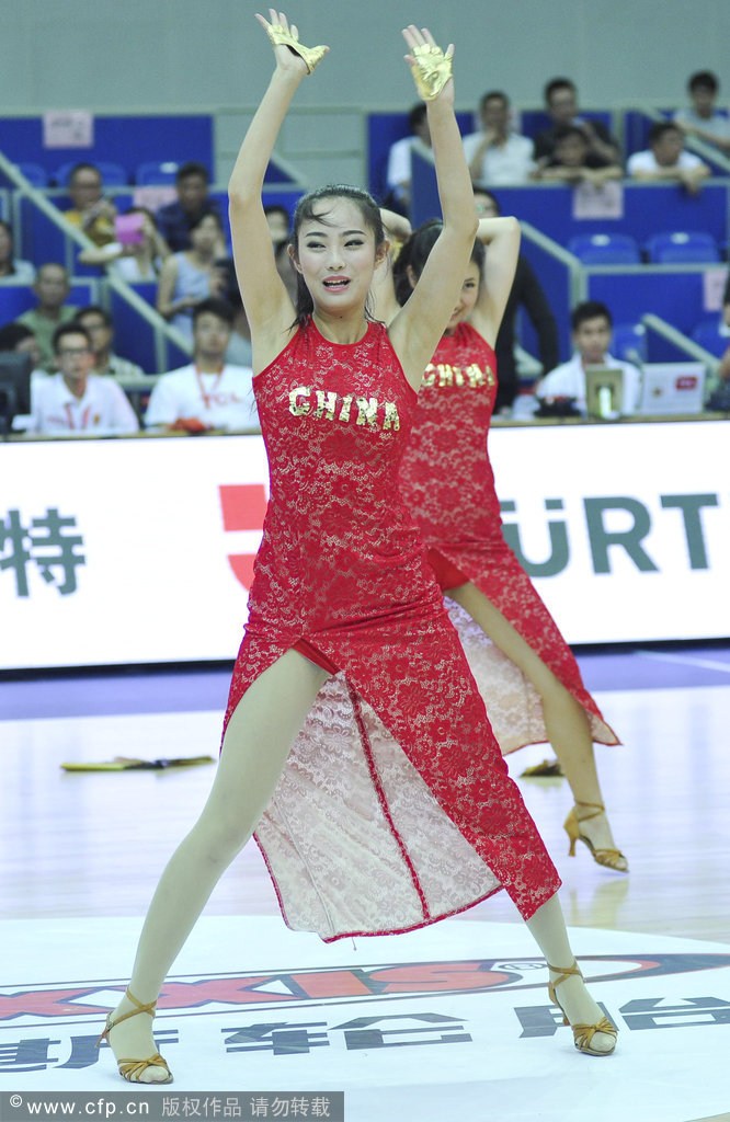 2014年7月18日，2014年中欧男篮锦标赛，中国vs塞尔维亚，性感篮球宝贝热舞助威。
