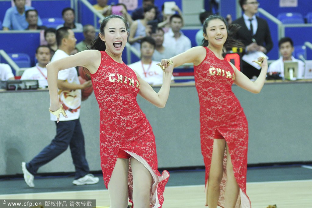 2014年7月18日，2014年中欧男篮锦标赛，中国vs塞尔维亚，性感篮球宝贝热舞助威。