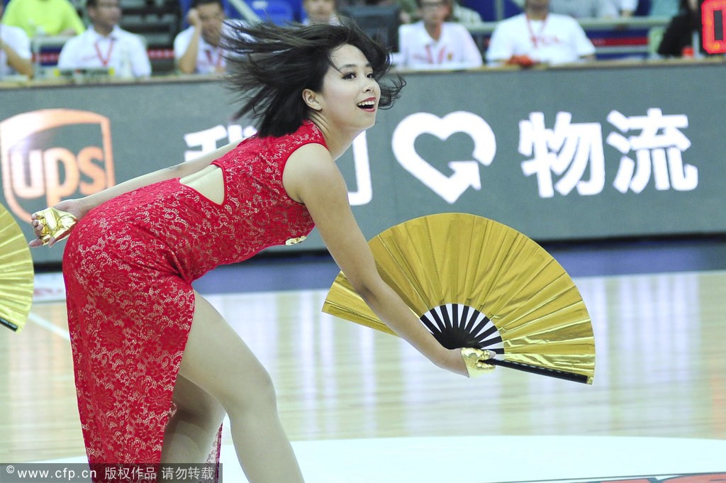 2014年7月18日，2014年中欧男篮锦标赛，中国vs塞尔维亚，性感篮球宝贝热舞助威。