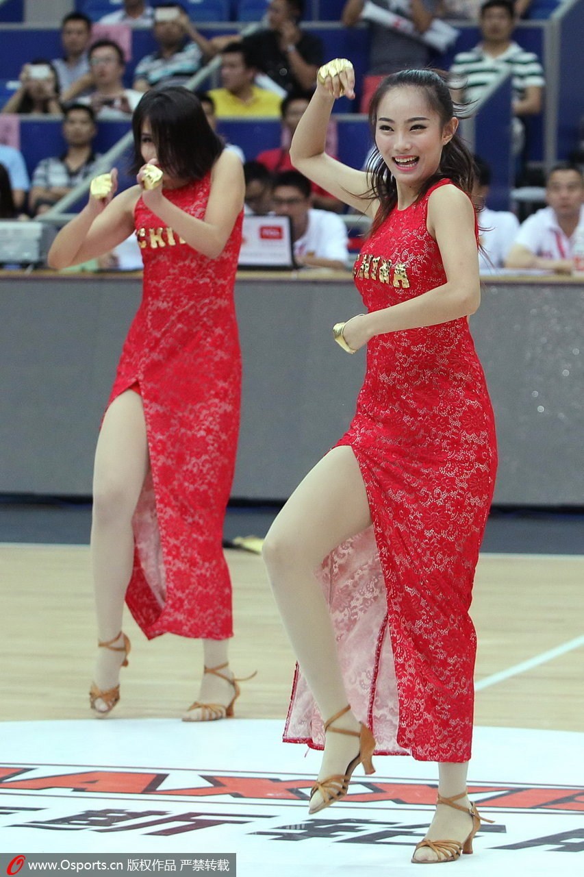 2014年7月18日，2014年中欧男篮锦标赛，中国vs塞尔维亚，性感篮球宝贝热舞助威。