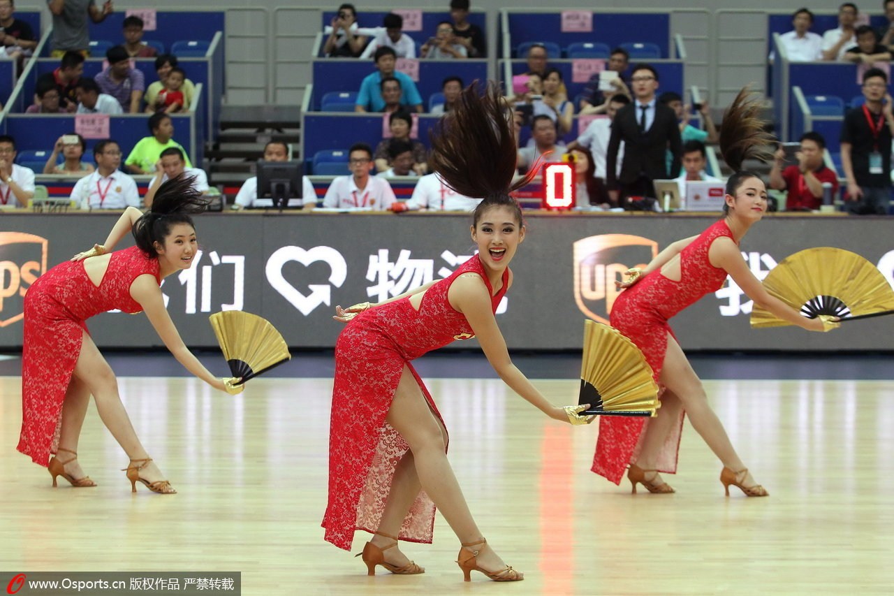 2014年7月18日，2014年中欧男篮锦标赛，中国vs塞尔维亚，性感篮球宝贝热舞助威。