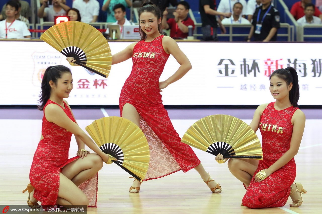 2014年7月18日，2014年中欧男篮锦标赛，中国vs塞尔维亚，性感篮球宝贝热舞助威。