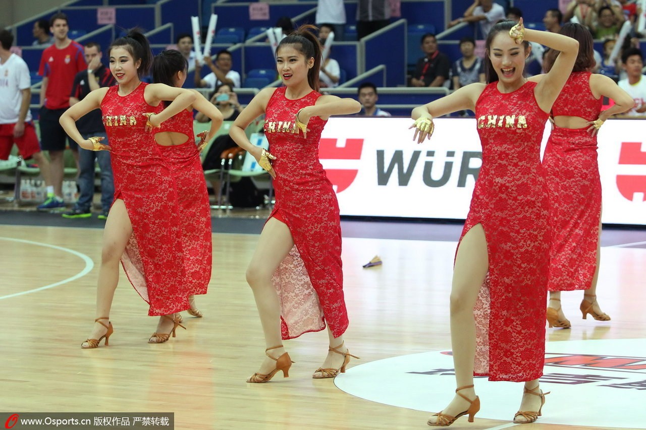 2014年7月18日，2014年中欧男篮锦标赛，中国vs塞尔维亚，性感篮球宝贝热舞助威。