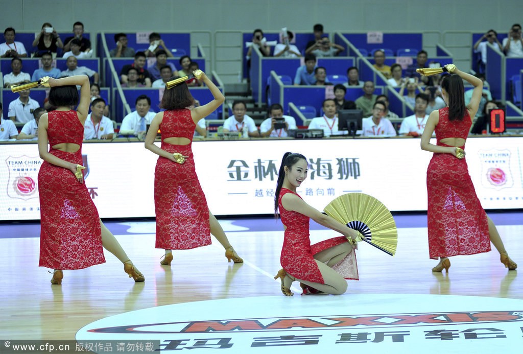 2014年7月18日，2014年中欧男篮锦标赛，中国vs塞尔维亚，性感篮球宝贝热舞助威。