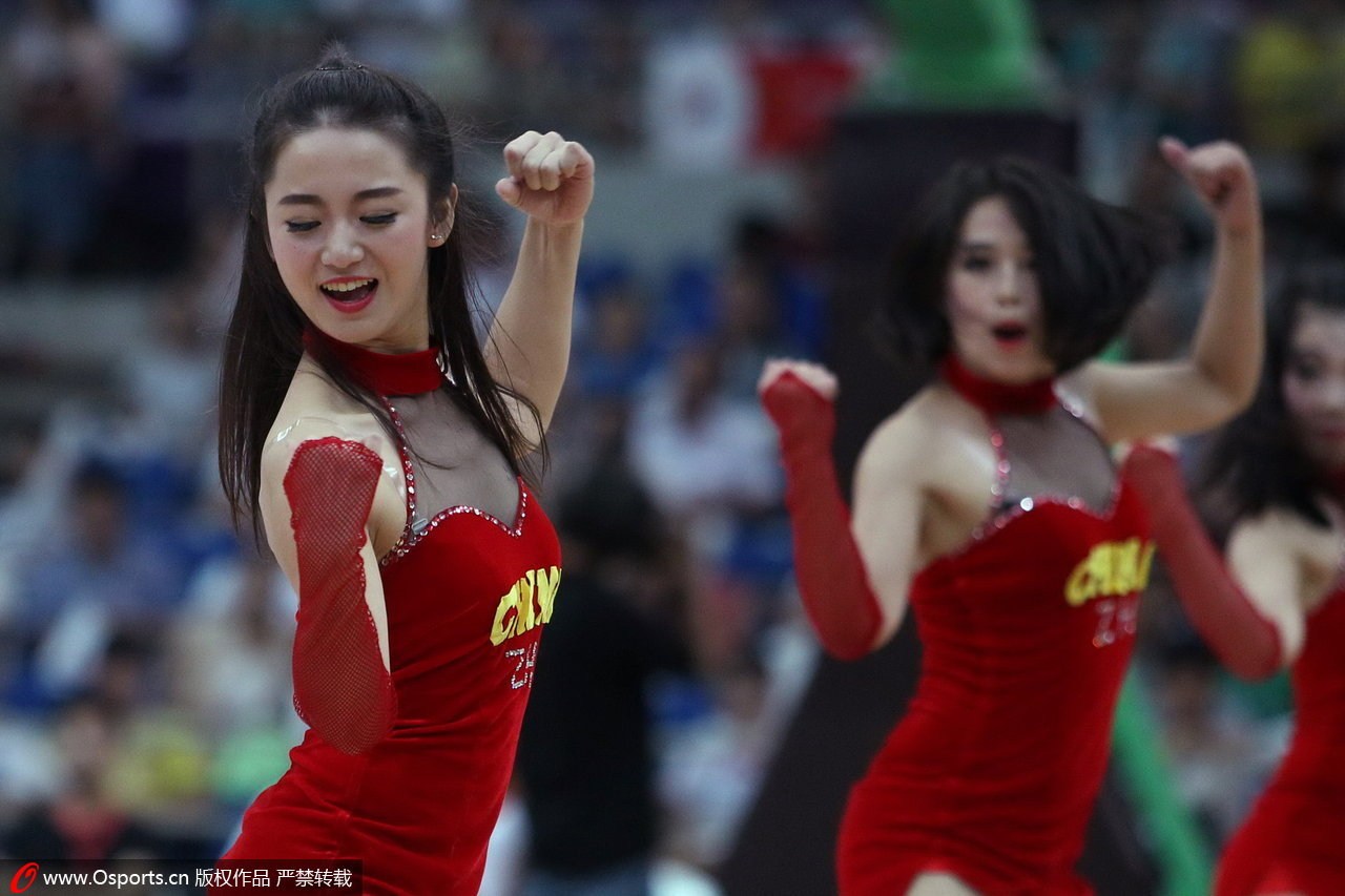 2014年7月18日，2014年中欧男篮锦标赛，中国vs塞尔维亚，性感篮球宝贝热舞助威。