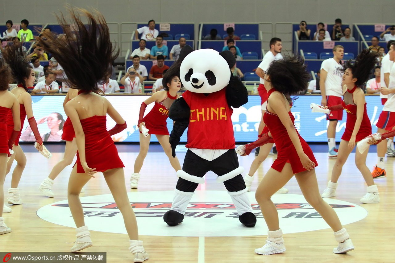 2014年7月18日，2014年中欧男篮锦标赛，中国vs塞尔维亚，性感篮球宝贝热舞助威。