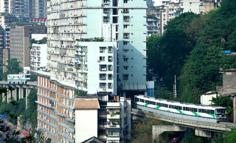 重庆轻轨穿楼而过 场面震撼