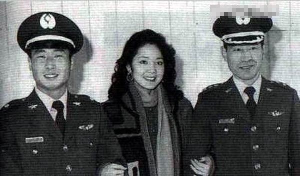 邓丽君和大陆叛逃飞行员王学成（左）孙天勤（右）合影照片。
