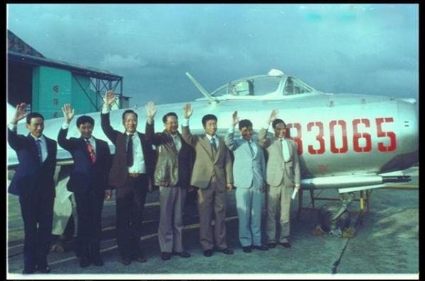 1983年11月14日，解放军海军航空兵第6师第18团2大队中队长王学成驾驶1架编号83065的歼-5（米格-17）战斗机从浙江岱山机场起飞，在2架台湾空军F-5战斗机的引导下在台湾桃园机场迫降。获黄金3000两，后加入台湾空军，授予少校军衔。