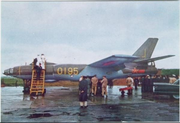 1985年8月25日，解放军空军飞行员萧天润驾驶1架轰-5轰炸机从山东胶县起飞，飞往韩国，在韩国里里市迫降时发生事故，领航员孙武春死亡，萧天润受伤，并撞死地面的一韩国农民。9月20日，萧天润抵达台湾，获黄金3000两，而飞机上的报务员刘书义则根据其要求返回大陆。