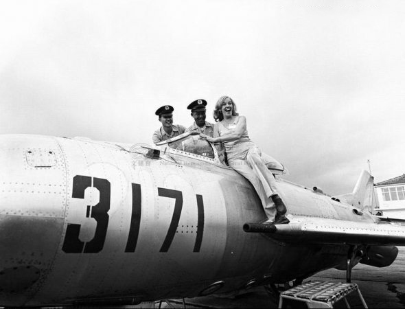 1987年11月19日，解放军空军第49师中队长刘志远驾驶1架歼-6战斗机从福建龙溪起飞，以超低空穿云而出，飞抵台湾清泉岗机场，获黄金5000两。