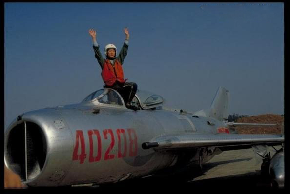 解放军空军第49师中队长刘志远驾驶歼-6战斗机从福建龙溪起飞叛逃。