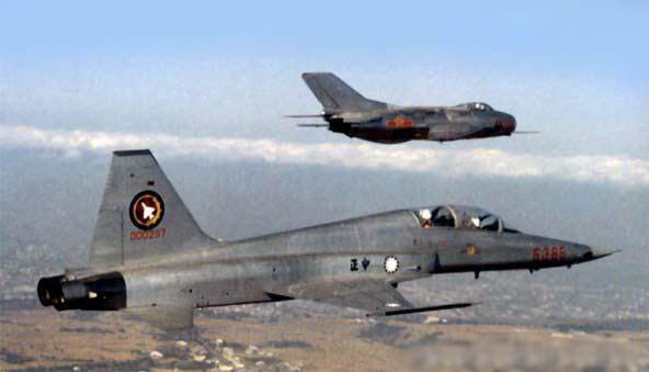 1989年9月6日，空军航空兵第49师145团2大队飞行员蒋文浩中尉（时年尚不满24岁），驾驶40307号歼-6型战斗机从福建漳州龙溪机场起飞叛逃，降落在金门尚义机场。这是叛逃的歼六参加台湾空军组织的战术合练，叛逃过去的飞机基本上都保持了原来的涂装。