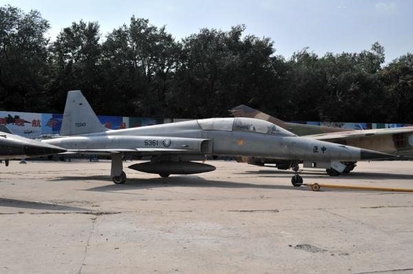 目睹他安全降落后，才返回福州机场安全降落，起义成功。黄植诚叛逃时的飞机－后座飞行员跳伞后舱盖已用铁皮封好。