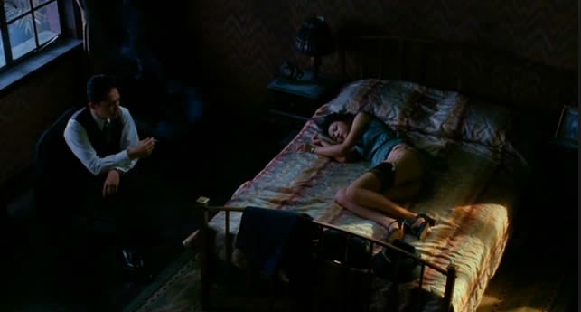 张爱玲在抗战时期,留在上海,写作的题材是琐碎的男女之事,还爱上胡兰成,一度也被指为“汉奸”,王佳芝就是张爱玲的一个回声,这一点,是无可置疑的。