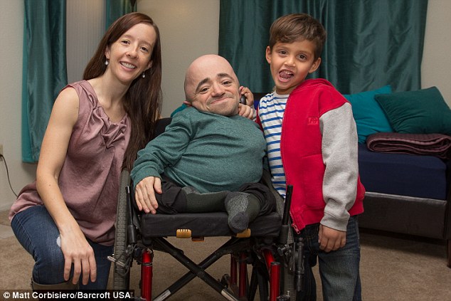 这对夫妇和五岁的侄子合影。