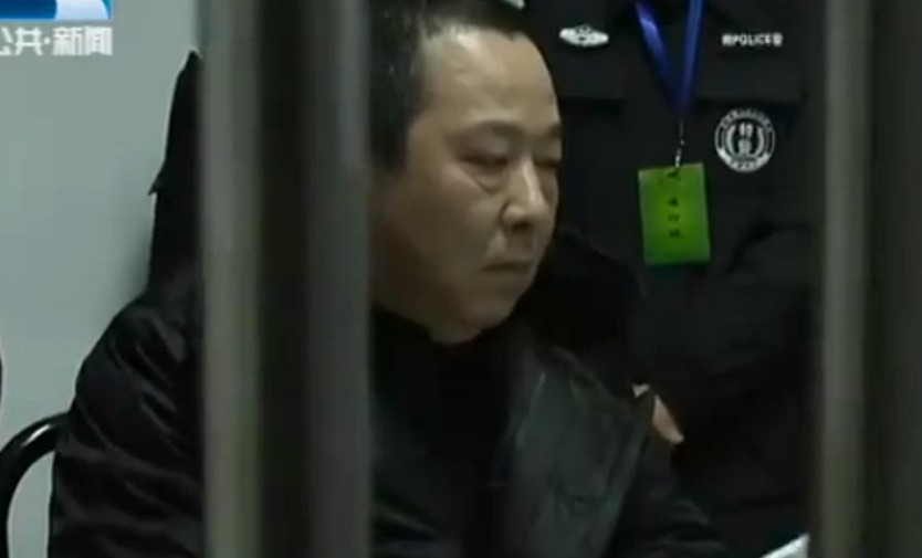 从贩运木材的小商人，到期货市场的精明炒家，到声名显赫的亿万富豪，年近五旬之时，刘汉从人生的顶端跌入法网。回顾命运起伏，刘汉总结说：“我这辈子就是想得到的太多，换句话说就是野心太大！”“我犯了很多错，我没有意识到事情的严重性、危害性，对企业对社会，我负有推卸不了的责任，我有罪！”图为临刑前的刘汉。