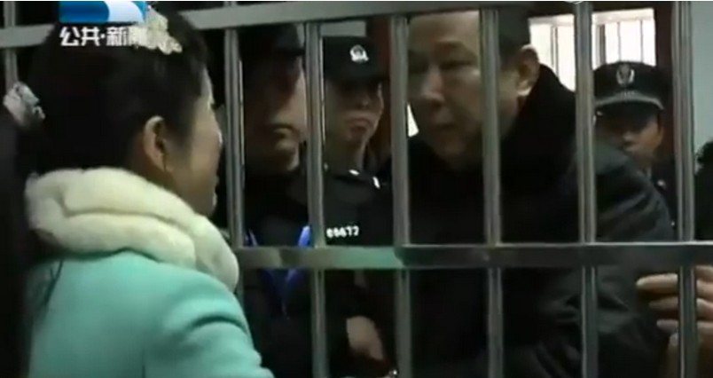 刘汉临行前与家属见面。