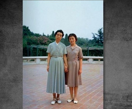 1991年5月14日，在北京保外就医的江青在其住地自杀身亡。图为江青与张玉凤。