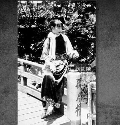 江青，1914年3月出生于山东省诸城县东关街，取名“李淑蒙”或“李进孩”。父亲李德文在县城开木匠铺，母亲李栾氏是李德文的二房，曾为后来中共特工领导人之一康生家作帮佣。图为江青早年照片。1921年夏，入小学时，取学名“李云鹤”。图为江青早年照片。