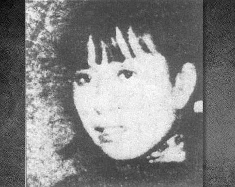 1928年王克铭随奉军溃退，李云鹤母女去济南投奔堂叔李子明，住在城内按察司街27号。1929年夏，15岁的李云鹤进入济南赵太侔任校长的山东省立实验剧院学了一年戏剧。1931年初随该校老师王泊生组织的晦鸣剧社前往北京演出。5月返回济南，嫁给济南富家子弟裴明伦。7月，与裴明伦离婚，到青岛投奔赵太侔。图为19岁的李云鹤(江青)。