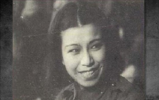 1934年9月，她在上海曹家渡被捕入狱，同年12月被释放。然后去了北平与已释放的俞启威同居。图为江青早年珍贵剧照。