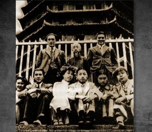 1936年4月，蓝苹与唐纳结婚，在杭州参加集体婚礼。但婚后不久因她仍与俞启威保持联系发生婚变，7月唐纳在济南自杀未遂。图为1936年轰动一时的三对明星杭州六和塔新婚之旅。前排六人自左至右依次为：叶露茜与赵丹，蓝苹与唐纳，杜小鹃与顾而已。后排则为证婚人，自左至右依次为：郑君里、沈君儒、李清