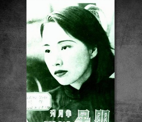 1937年2月，主演的话剧《大雷雨》（章泯导演）公演。并主演蔡楚生导演的影片《王老五》。图为江青年轻时杂志封面。