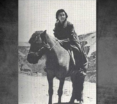 1938年11月20日，经过中共中央批准，江青与毛泽东结婚。1940年生下一个女儿李讷（李姓取自毛泽东的化名“李得胜”）。图为江青在延安骑马。
