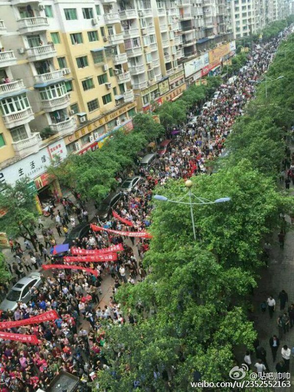 为表达达渝城际铁路过境邻水的意愿，5月16日上午，邻水部分民众在县城聚集，并引发围观。之后，当地政府劝离疏导聚集民众，在疏导未果的情况下，对个别民众进行了疏导。图为邻水民众聚集游行现场。