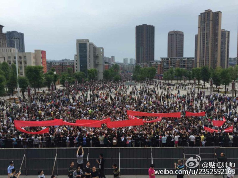 网传现场发生暴力冲突，但对于当日的情况，邻水居民陈大万告诉新京报记者，“上午几个小时，游行的人都很平和，警察只是维持秩序，没有驱赶群众。”图为邻水民众聚集游行现场。